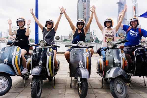 Trải nghiệm Hà Nội với tour xe Vespa trọn gói 1 ngày