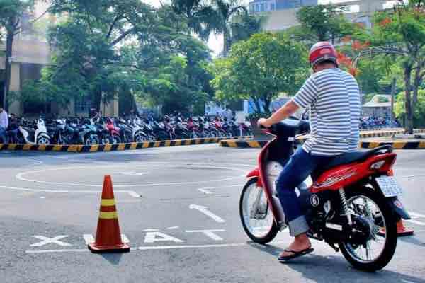 Những quy định và kinh nghiệm lái xe máy an toàn trên đường phố